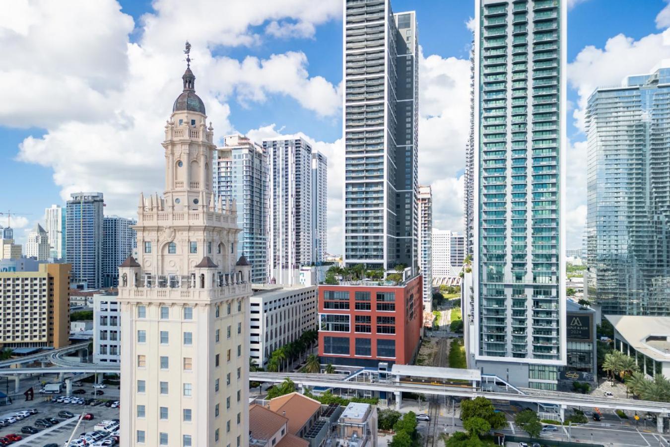 3906 Downtown With Pool A Gym And