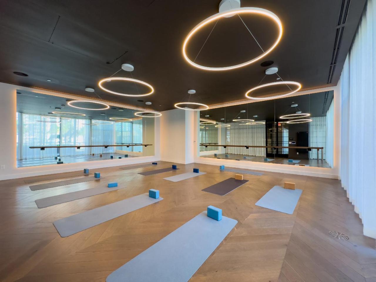 3906 Downtown With Pool A Gym And