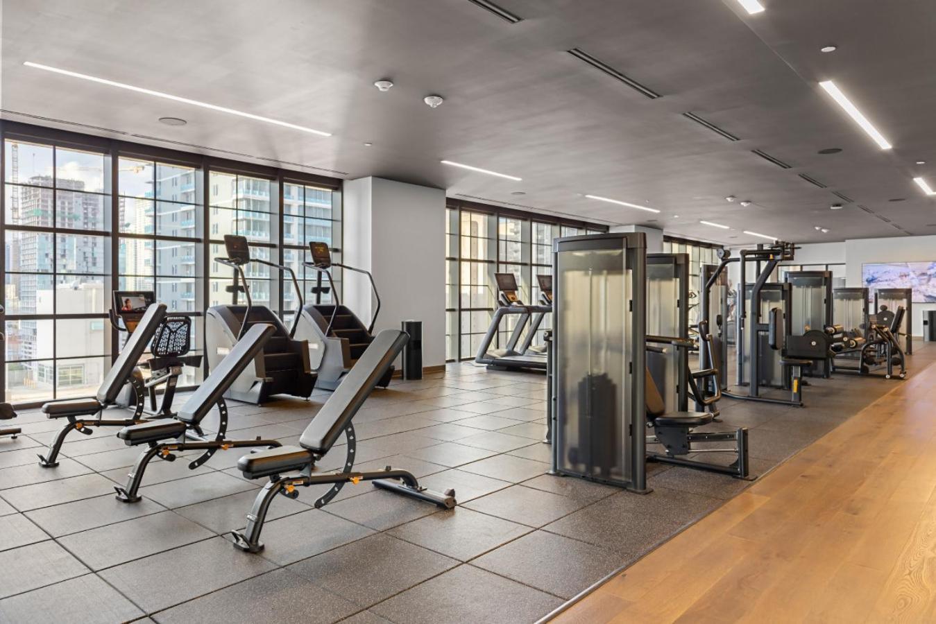3906 Downtown With Pool A Gym And *