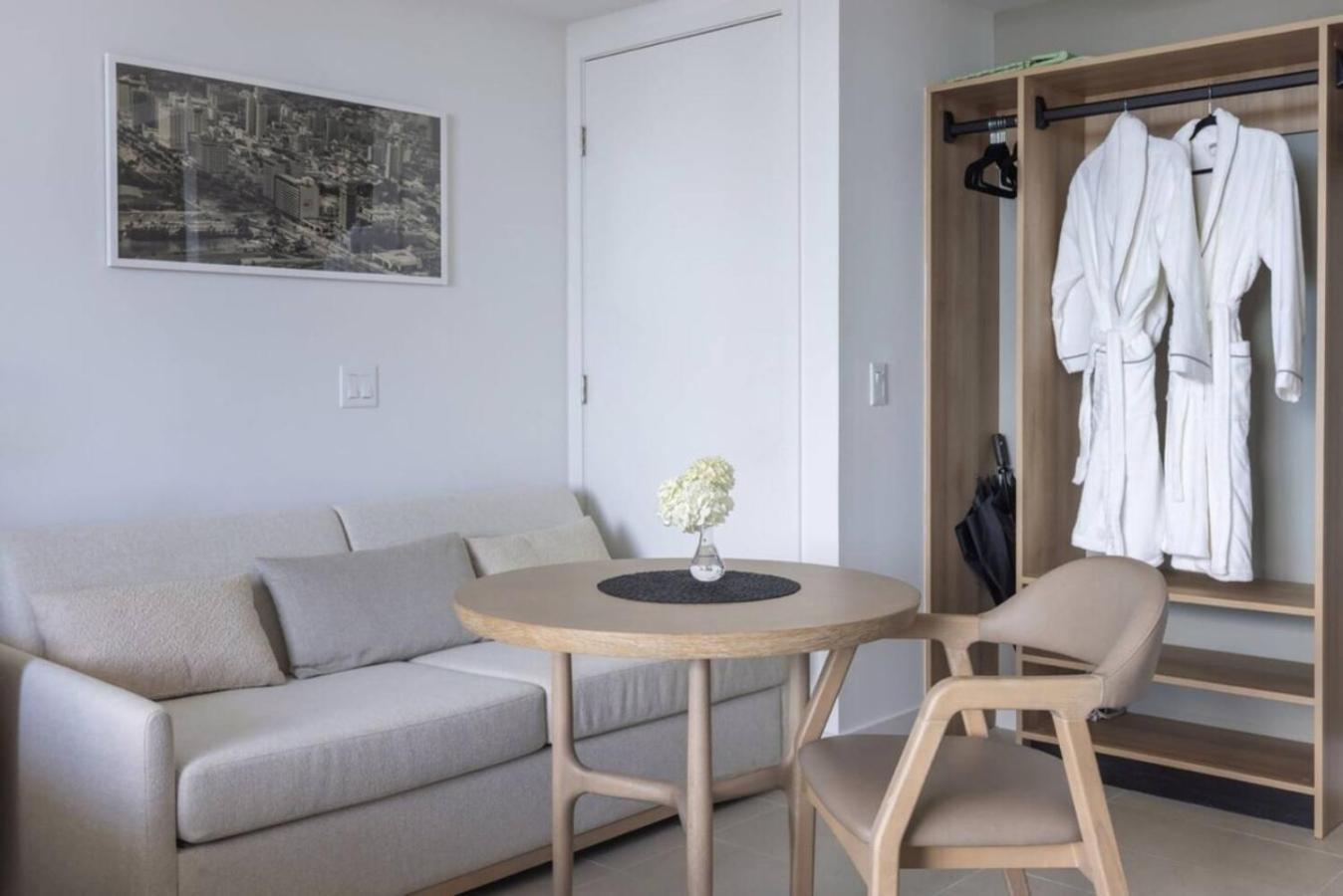 3906 Downtown With Pool A Gym And *